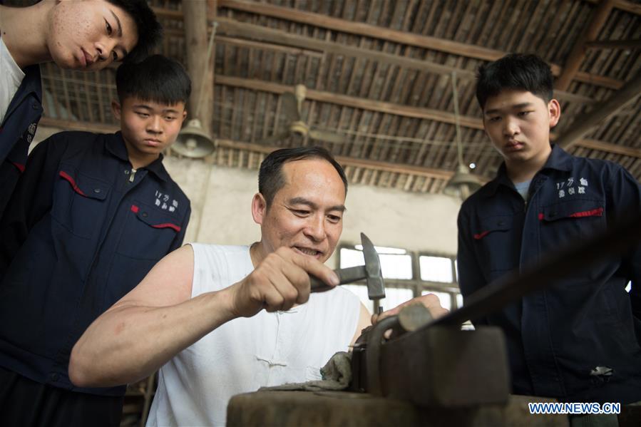 Pic story of intangible cultural heritage inheritor in Longquan Sword making