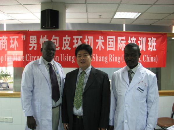 商建忠与参加“商环”男性包皮环切术国际培训班的非洲医生在一起_meitu_6