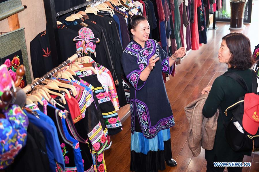 Pic story of inheritor of embroidery of Yi ethnic group in SW China's Yunnan
