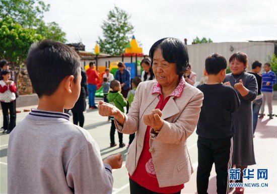 Compassionate Professor Helps Autistic Students in N China