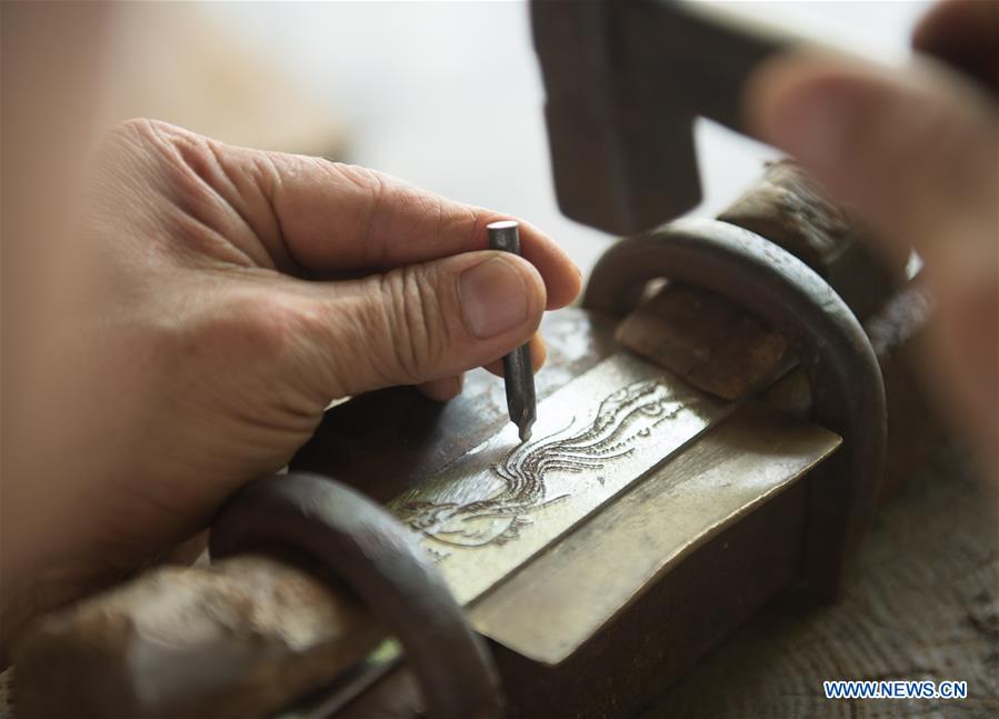 Pic story of intangible cultural heritage inheritor in Longquan Sword making