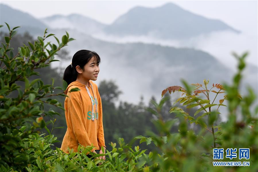 (脱贫攻坚·图片故事)(1)大山女孩:梦想不曾“弯腰”