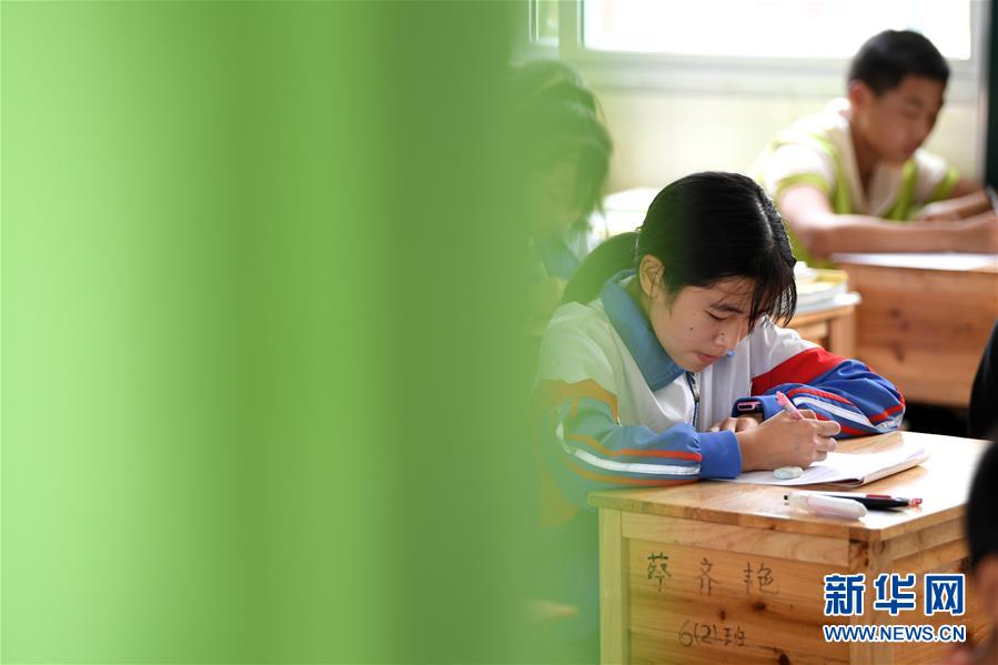 (脱贫攻坚·图片故事)(2)大山女孩:梦想不曾“弯腰”