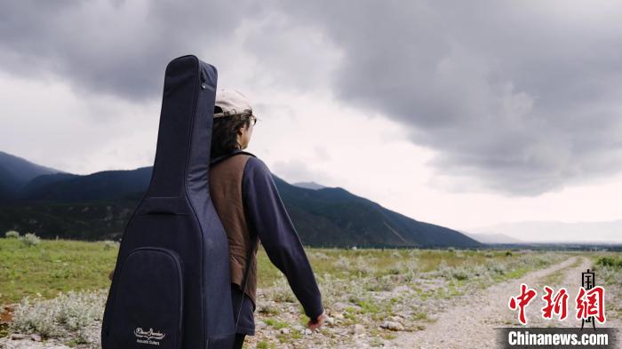 图为吴俊德行走在草原。 《宝藏》视频截图 摄