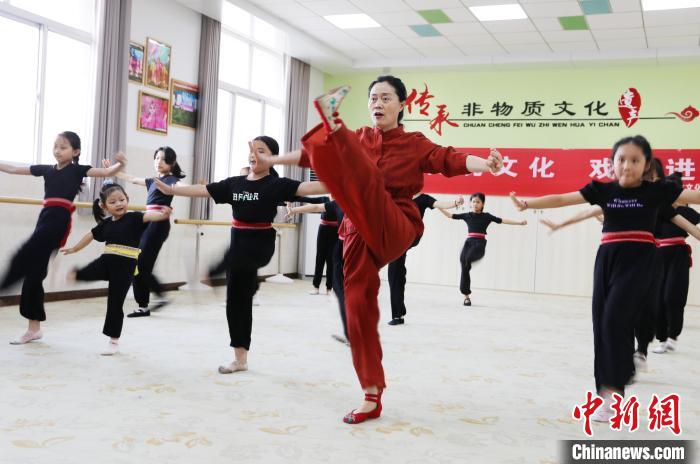 图为演示踢腿。 孙慧英 摄
