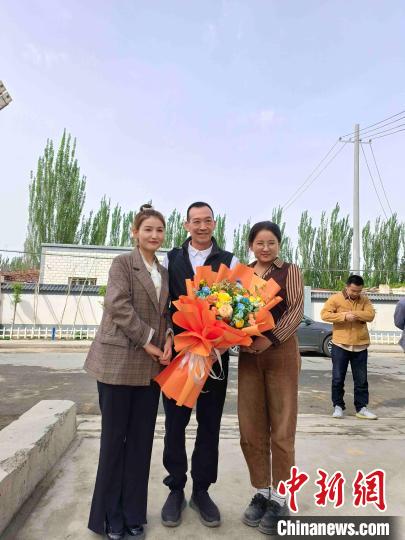 4月18日，练志强(中)和轮台县铁热克巴扎乡曼曲鲁克村首批受助学生合影。 李伶 摄