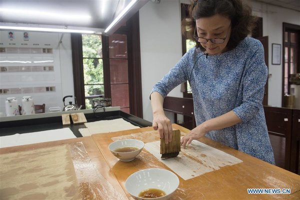 Pic Story of Yan Jingshu Who Restores Ancient Books in China's Hangzhou