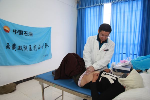 26妇产科霍志平为患者查体