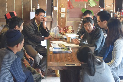 Li speaks with villagers and volunteers in Hebian.