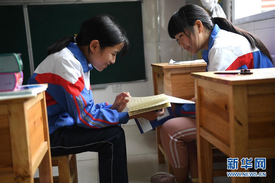 (脱贫攻坚·图片故事)(3)大山女孩:梦想不曾“弯腰”