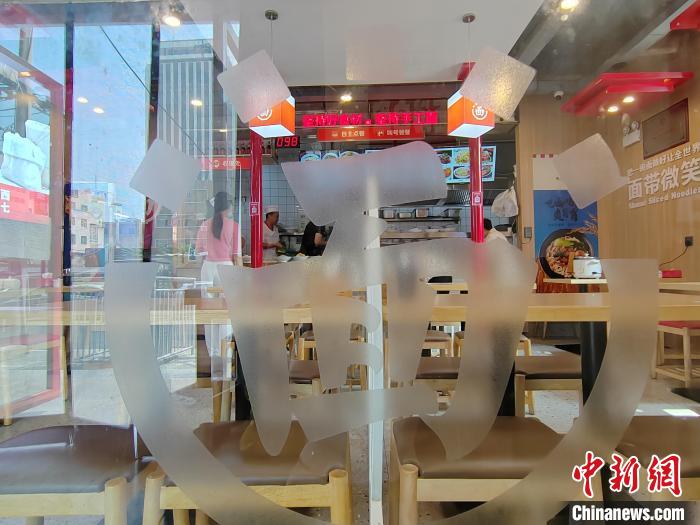 面馆内，工作人员正在准备食材。 高雨晴 摄