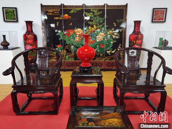 图为大方漆器的屏风、花瓶以及椅子。 周燕玲 摄