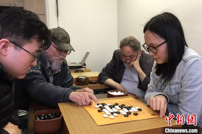 宋默奇与大学教授相互切磋围棋技艺。 受访者供图