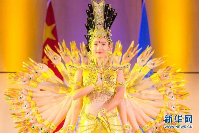 残疾人在日内瓦表演《千手观音》 Thousand Hands Guan Yin in dance performed by deaf-mute