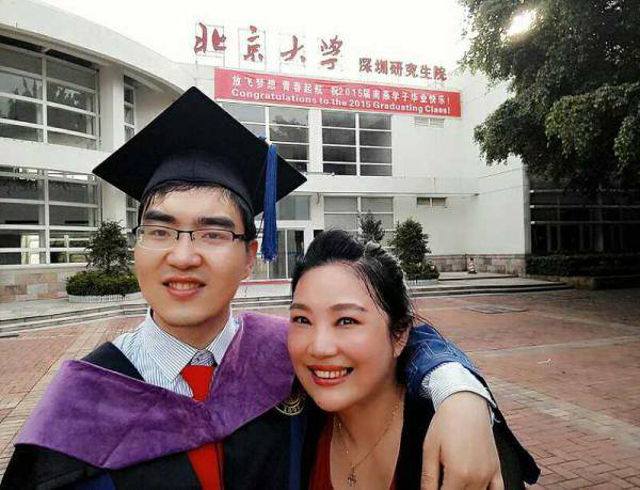 母爱助脑瘫儿上哈佛 Single mom's love sees disabled son through to Harvard