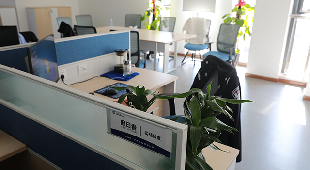 颜曰春生前的工位